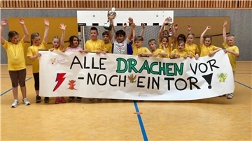 Die Jungs und Mädchen der Klasse 2c der Aue-Mehde-Grundschule freuten sich über den Sieg bei Handball-Schulturnier der zweiten Klassen.
