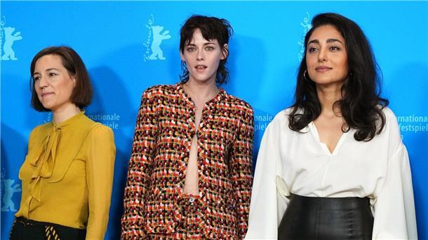 Die Jurypräsidentin und Schauspielerin Kristen Stewart (USA, M) mit der Schauspielerin Golshifteh Farahani (Iran, r) und der  Regisseurin Carla Simón (Spanien, l).