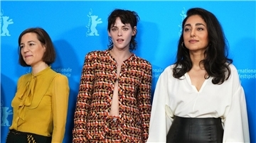 Die Jurypräsidentin und Schauspielerin Kristen Stewart (USA, M) mit der Schauspielerin Golshifteh Farahani (Iran, r) und der  Regisseurin Carla Simón (Spanien, l).