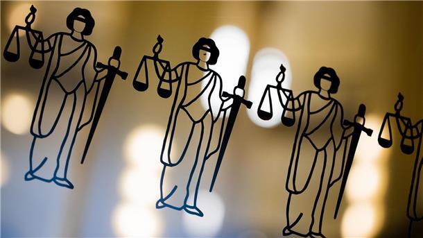 Betäubungsmittel für Suizid? Gericht entscheidet im November Die Justitia ist an einer Scheibe am Eingang zum Oberlandesgericht zu sehen.