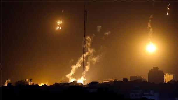 Israel: Gazastreifen in zwei Hälften geteilt Die Kämpfe zwischen Israels Armee und der Hamas gingen in der Nacht weiter.