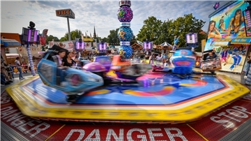 Die Karussells drehen sich dieses Jahr nicht auf dem Bremerhavener Freimarkt. Corona hat den Schaustellern einen Strich durch die Rechnung gemacht. „Wir haben alles versucht, das Hygienekonzept stand“, sagt Freimarkt-Pressesprecher Uwe Zander. „Doch die behördlichen Corona-Auflagen lassen ein wirtschaftliches Arbeiten für die Schausteller nicht zu.“ Der Freimarkt hätte am 21. August auf dem Wilhelm-Kaisen-Platz starten sollen.