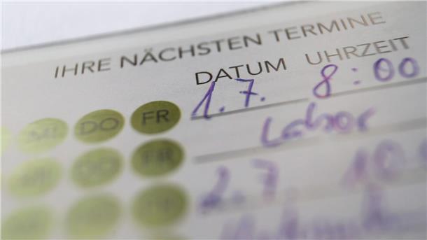 Kassen warnen vor riskanten Hüft- und Kniespritzen Die Kassen wollen Selbstzahlerleistungen beim Arzt eindämmen. (Archivbild)