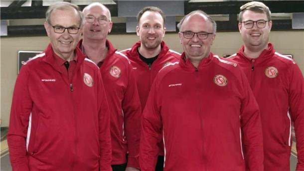 Die Kegler des TSV Bremervörde haben den Aufstieg in die Verbandsklasse geschafft: (von links) Claus Stelling, Marcus Ettel, Stephan Bruns, Rainer Busch und Pascal Allers. Auf dem Foto fehlen: Meike Rösemann, Thomas Janke und Axel Wolk.