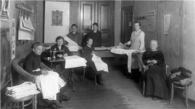 Die Keimzelle der Bremerhavener Arbeiterwohlfahrt: Die Nähstube an der Deichstraße, gegründet im Jahr 1920.
