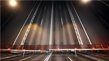 Ein kurzer Stillstand in Bremerhaven: Die Kennedybrücke wird für eine Stunde gesperrt. Sicherheit und Effizienz gehen vor.
