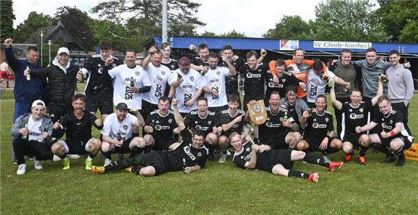 Die Kicker der SG Oste III schlugen am Sonntag zunächst den MTSV Selsingen III mit 4:1, dann feierten sie den Meistertitel. Zuvor aber dankten sie dem Gegner, der im Gegensatz zu den fünf Teams zuvor zum Spiel gegen den Tabellenführer angetreten war.
