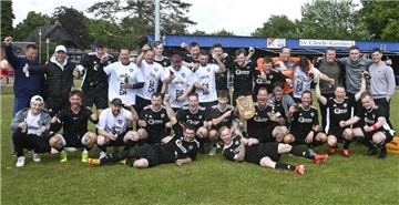Die Kicker der SG Oste III schlugen am Sonntag zunächst den MTSV Selsingen III mit 4:1, dann feierten sie den Meistertitel. Zuvor aber dankten sie dem Gegner, der im Gegensatz zu den fünf Teams zuvor zum Spiel gegen den Tabellenführer angetreten war.