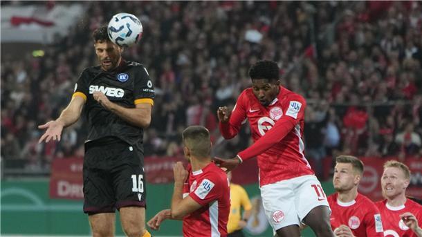 Karlsruhe beendet Offenbachs Pokalträume Die Kickers Offenbach um Boubacar Barry (3.vl) bereiteten dem Karlsruher SC lange Zeit Probleme.