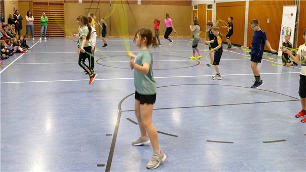 Hüpfende Herzen in der Grundschule Lunestedt Die Kinder der beiden vierten Klassen zeigen Mitschülern, Eltern und Lehrer, welche Sprünge sie in den 90 Minuten Übung gelernt haben.