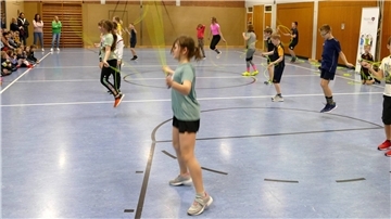 Die Kinder der beiden vierten Klassen zeigen Mitschülern, Eltern und Lehrer, welche Sprünge sie in den 90 Minuten Übung gelernt haben.
