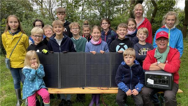 Strom to go für die Streuobstwiese des NABU Butjadingen Die Kinder der Butjadinger Naturschutzjugend (NAJU) haben das mobile Solarkraftwerk beim Apfelsaftpressen als erste ausprobiert. Es bescherte ihnen heißes Wasser zum Abwaschen.