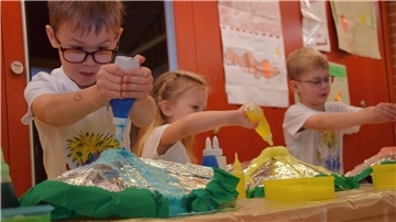 Die Kinder der Dino-Gruppe führten am Freitag vor, wie man mit Zitronensäure, Natron, Spülmittel, Farbe und Backpulver einen Vulkan zum Sprudeln bringt.