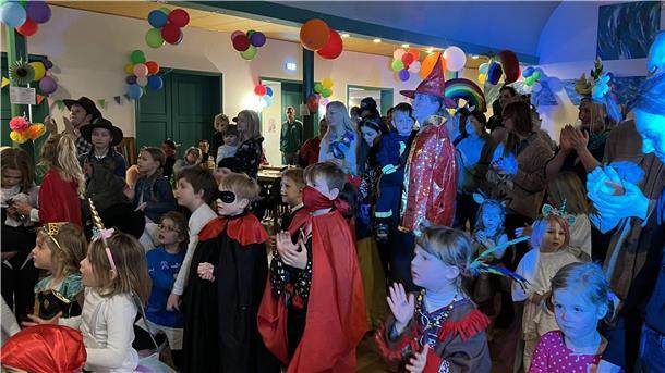 Die Kinder feierten in tollen Verkleidungen. Und auch viele der Eltern waren verkleidet und geschminkt.