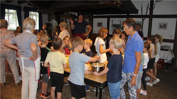 Das Foto zeigt Kinder beim Backen. 