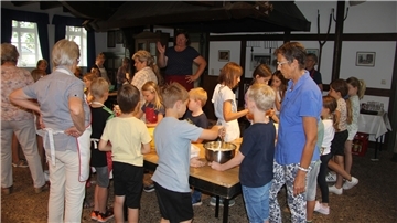 Das Foto zeigt Kinder beim Backen. 