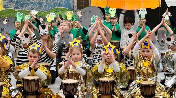Die Kinder hatten viel Spaß beim Trommeln auf der Djembe.