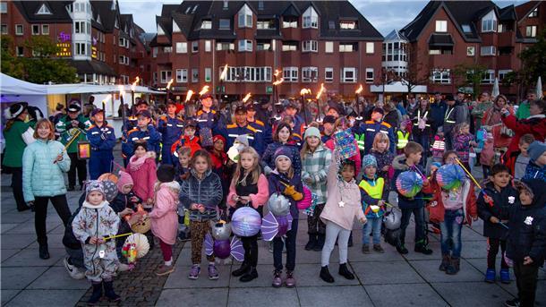 Die Kinder warten auf dem Nordenhamer Marktplatz darauf, dass es losgeht.