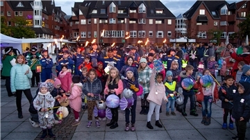 Die Kinder warten auf dem Nordenhamer Marktplatz darauf, dass es losgeht.