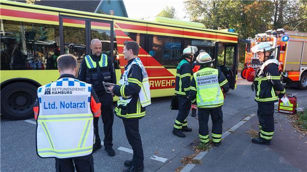 20 Menschen bei Busunfall in Hamburg verletzt - auch Kinder Die Kinder wurden mit dem Großraumrettungswagen zurück zur Schule gefahren.