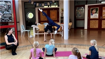 Die Kinder zeigten sich von der Handstandkunst ihrer Trainerin Merle Luttropp beeindruckt.