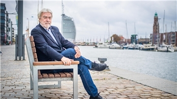 Sozialstadrat Uwe Parpart: „Ich bin nicht hoffnungslos“ Die Kinderarmut in Bremerhaven ist hoch. Sozialstadrat Uwe Parpart möchte unter anderem mit kostenlosen Essenstüten dagegen vorgehen.