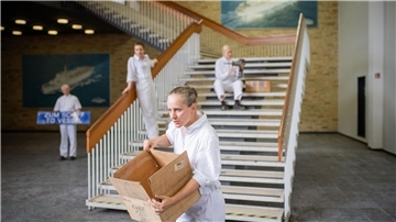 Die Kisten werden doch nicht gepackt: Die Theatergruppe Das letzte Kleinod feierte am 15. August im Columbusbahnhof mit „No finer way“ Premiere.