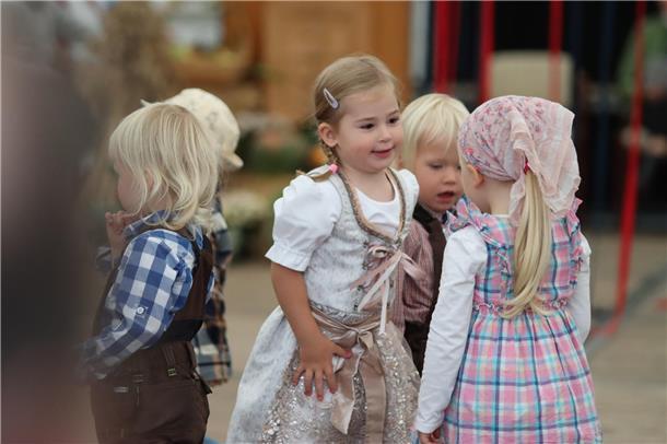 Die Kita-Kinder aus Hepstedt führen Tänze auf und singen.