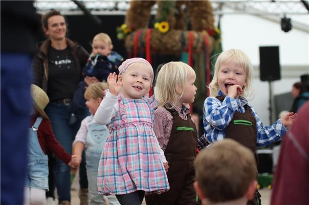 Die Kita-Kinder aus Hepstedt führen Tänze auf und singen.