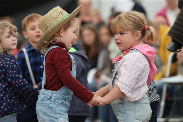 Die Kita-Kinder aus Hepstedt führen Tänze auf und singen.