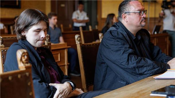 Impfschaden-Prozess: Gericht fordert Gutachten ein Die Klägerin im Oberlandesgericht Bamberg neben ihrem Verteidiger Volker Loeschner.