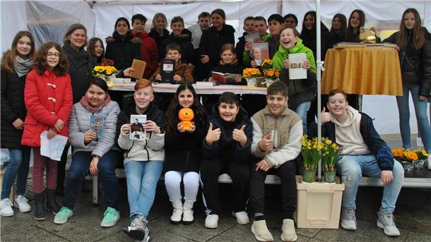 Die Klasse 6b des Gymnasiums Nordenham trug am Dienstag Gedichte vor und sammelte Spenden.