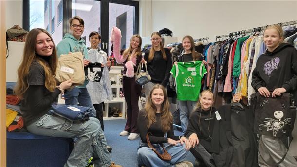 Ein Secondhand-Shop, der Schule macht: So geht Nachhaltigkeit in Dorum Die Klasse Gy8 der Oberschule Achtern Diek in Dorum hat die Patenschaft für den Schul-Secondhand-Shop "To good to go" übernommen. In kleinen Gruppen bilden sie abwechselnd Ladenteams, die beraten, sortieren und einräumen.