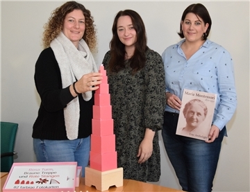 Die Klassenleitungen Janine Noetzelmann und Lea Schotmann sowie die stellvertretende Schulleitung Annabell Wahlers (von links) tragen dazu bei, das Konzept von Maria Montessori in der Helga-Leinung-Schule der Lebenshilfe ausbauen.