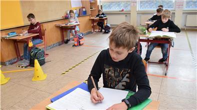 Die Klassenräume in der Grundschule sind in Grundstücke eingeteilt. Diese dürfen nur von demjenigen betreten werden, der dort sein seinen Tisch hat.