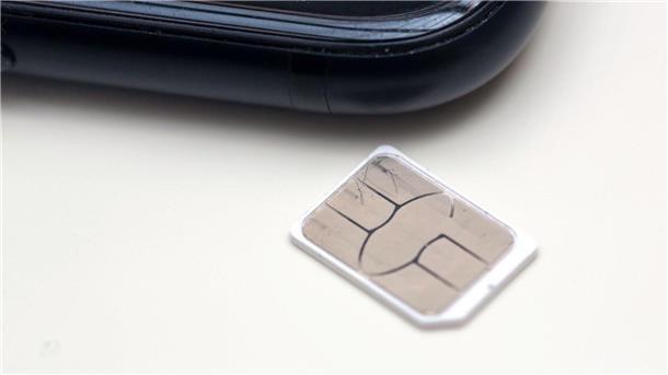 Die klassische SIM-Karte verschwindet aus den ersten Mobiltelefonen - es gibt nun eine digitale Version namens eSIM.