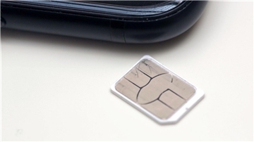Die klassische SIM-Karte verschwindet aus den ersten Mobiltelefonen - es gibt nun eine digitale Version namens eSIM.