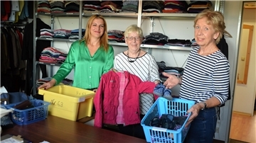 Die Kleiderkammer des Vereins Familie in Not ist seit über 40 Jahren eine feste Größe. Für die wichtige Aufgabe setzen sich unter anderen Ardita Zogiani (von links), Annette Faße und Marlie Hennemann ein.