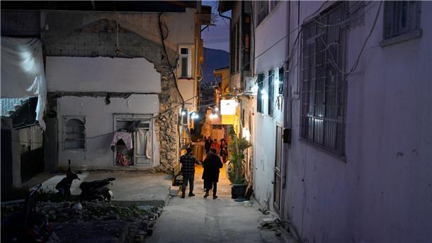 Die kleine Tanzbar Rosinante in der zerstörten Altstadt bietet den in der Stadt Verbliebenen einen Zufluchtsort in der sonst in Trümmern liegenden Altstadt,