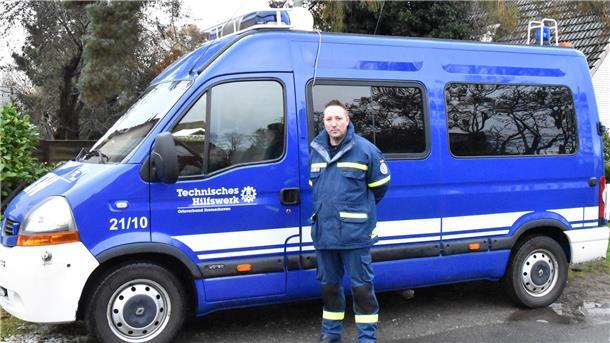 Die kleine weiße Kugel auf dem Dach des Einsatzwagens ist die mobile Sirene. THW-Ortsbeauftragter Torben Tietjen hat den Test intensiv verfolgt.