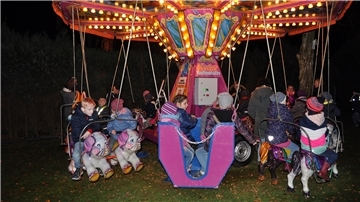 Die kleinen Gäste des Weihnachtsmarktes können wieder auf dem Kinderkarussell kostenfrei ihre Runden drehen.