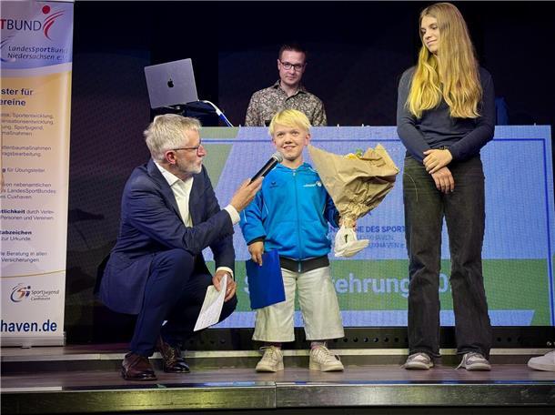 Die kleinwüchsige Schwimmerin Cora Gerdts erhielt bei den "Küstensternen des Sports" die Auszeichnung für die beste Sportlerin des Jahres 2023. Hier zusammen mit Moderator Norbert König.
