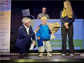 Die kleinwüchsige Schwimmerin Cora Gerdts erhielt bei den "Küstensternen des Sports" die Auszeichnung für die beste Sportlerin des Jahres 2023. Hier zusammen mit Moderator Norbert König.
