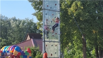 Die Kletterwand, die die Sportjugend Wesermarsch für das Fest zur Verfügung stellte, war im wahrsten Sinne des Wortes ein Höhepunkt.