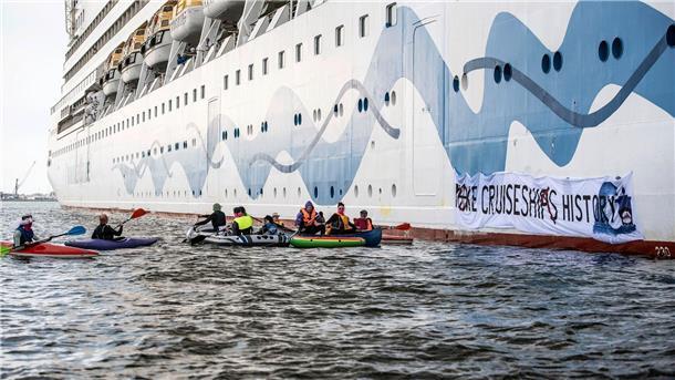 Kreuzfahrtschiff startet nach Klima-Blockade mit Verspätung Die Klimaaktivisten versuchen, das Kreuzfahrtschiff „Aida Diva“ am Auslaufen zu hindern.