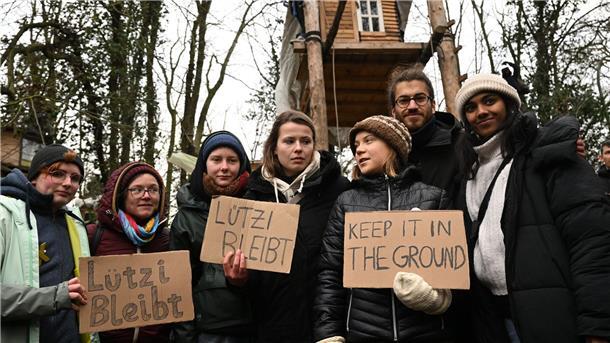 Greta Thunberg besucht Lützerath - Abriss hat schon begonnen Die Klimaaktivistinnen Luisa Neubauer und Greta Thunberg stehen am dritten Tag der Räumung im von Klimaaktivisten besetzten Braunkohleort Lützerath.