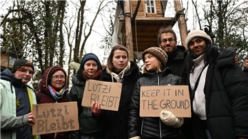 Die Klimaaktivistinnen Luisa Neubauer und Greta Thunberg stehen am dritten Tag der Räumung im von Klimaaktivisten besetzten Braunkohleort Lützerath.