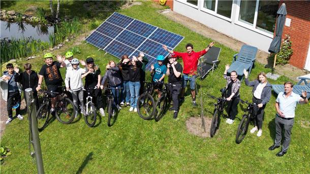 Die Klimaschutzmanagerinnen des Landkreises mit Schulleiter Arne Ohland-Schumacher (rechts) und dem Wahlpflichtkurs „Fahrradwerkstatt“.