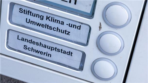 Grüne fordern amtsärztliches Attest für Ex-Kanzler Schröder Die Klimaschutzstiftung MV wurde vornehmlich gegründet, um den Bau der Erdgasleitung Nord Stream 2 zu beenden, nachdem die USA beteiligten Firmen mit Sanktionen gedroht hatten. (Archivbild)