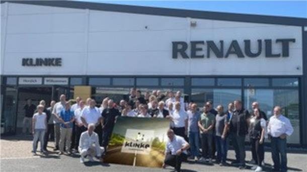 Autohaus setzt auf Wohnmobilgeschäft und heißt jetzt Klinke Caravaning Die Klinke-Belegschaft beim Fernweh-Entdecker-Tag.